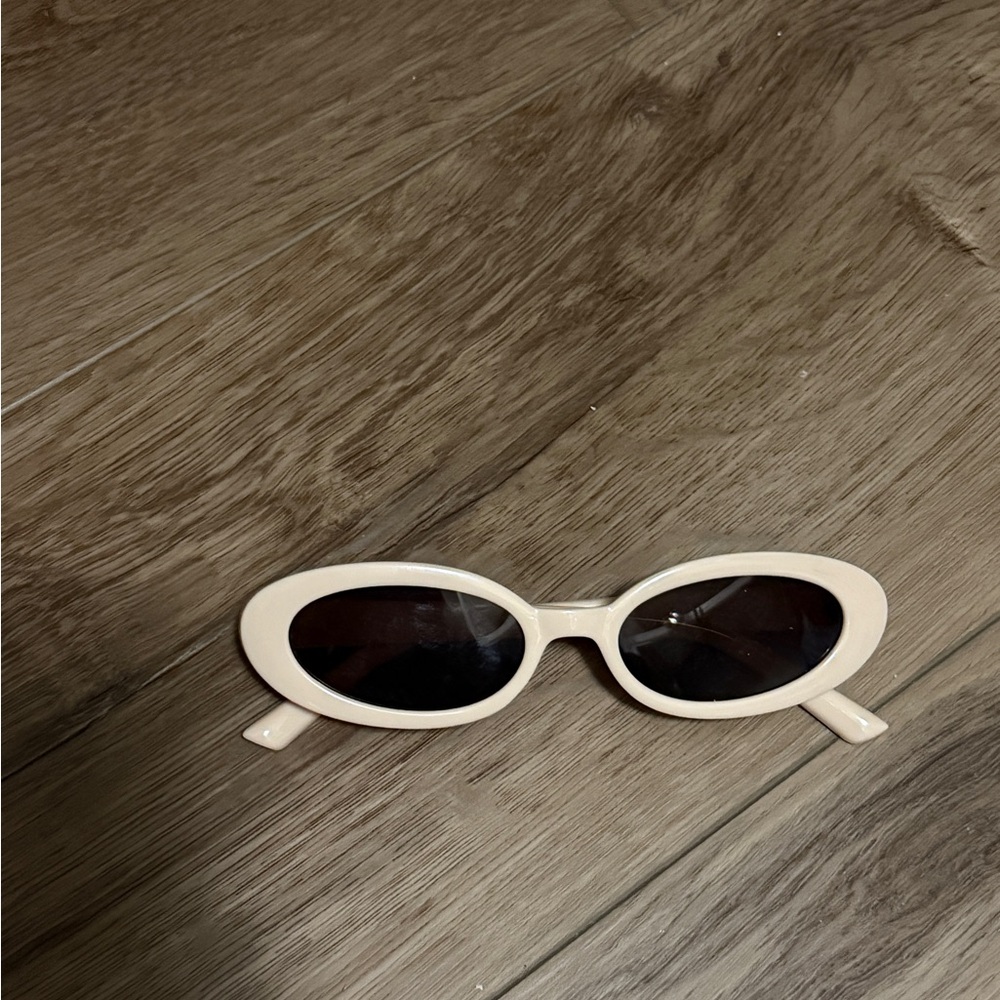 NWOT Le Specs Cream Sunglasses